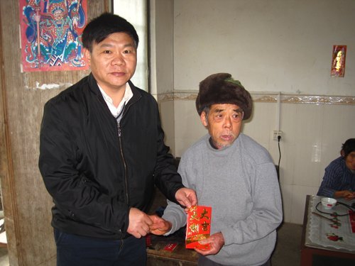 廣東石油化工學院在扶貧掛扶點開展春節慰問活動