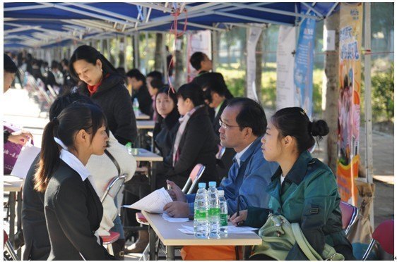中山大學新華學院2012屆畢業生校園招聘會暨天河區“名校—名企”招聘會取得圓滿成功!