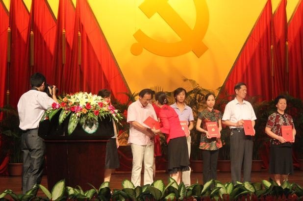 中山大學新華學院參加中山大學慶祝中國共產黨成立九十周年暨“七一”表彰大會