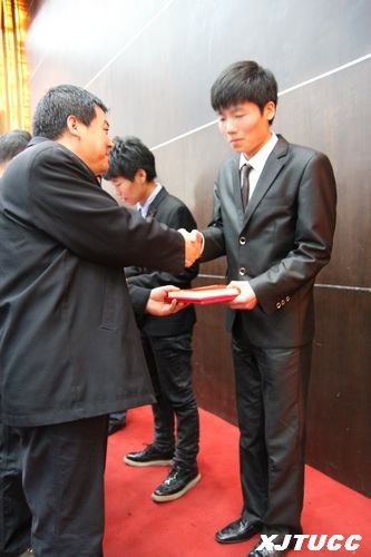 西安交通大學(xué)城市學(xué)院藝術(shù)設(shè)計(jì)系葛文強(qiáng)同學(xué)榮獲“首屆陜西十佳校園詩人”稱號(hào)