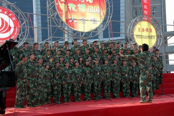 “唱響青春,祝福祖國”大合唱比賽在文化廣場舉行