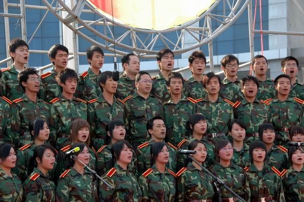 “唱響青春,祝福祖國”大合唱比賽在文化廣場舉行