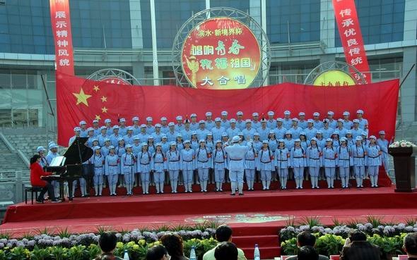 “唱響青春,祝福祖國”大合唱比賽在文化廣場舉行