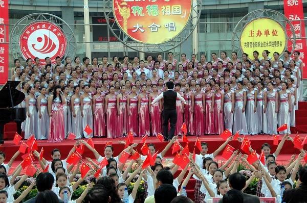 “唱響青春,祝福祖國”大合唱比賽在文化廣場舉行