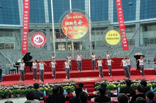 “唱響青春,祝福祖國”大合唱比賽在文化廣場舉行