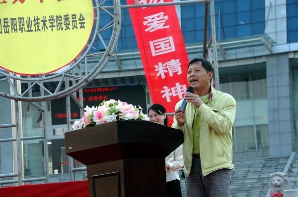 “唱響青春,祝福祖國”大合唱比賽在文化廣場舉行