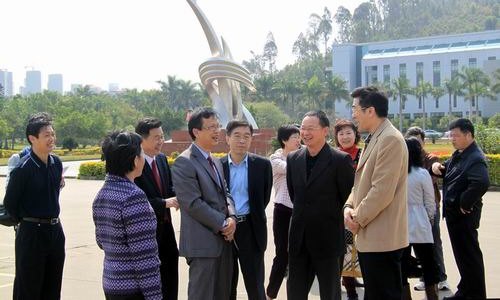 惠陽(yáng)師專第三屆學(xué)生會(huì)主席團(tuán)成員回校開展植樹活動(dòng)