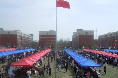 燕山大學里仁學院參加“2012年全國中小企業(yè)網(wǎng)上百日招聘高校畢業(yè)生活動河北專場暨河北省第六屆中小企業(yè)高校畢業(yè)生人才招聘會”