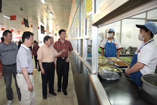 南京理工大學泰州科技學院食堂接受市食品藥品監督管理局檢查獲好評
