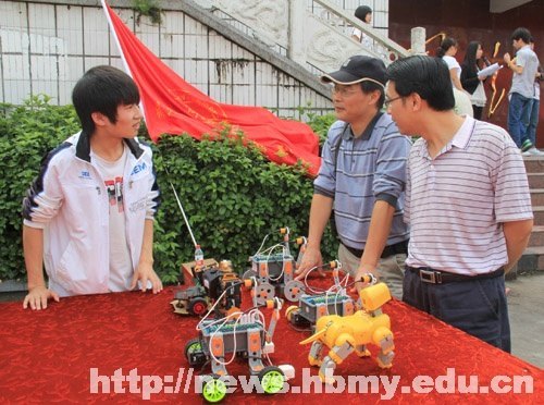 湖北民族學院2012年“攜手共建創新型校園”科技活動周拉開序幕