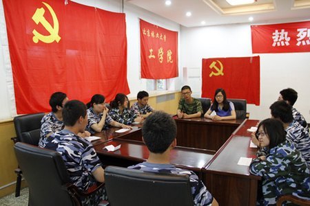 工學(xué)院軍訓(xùn)臨時(shí)黨支部重溫雷鋒日記