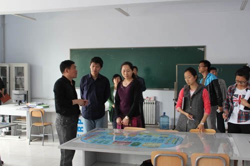 學(xué)生管理服務(wù)中心及相關(guān)人員到管理學(xué)院觀摩座談