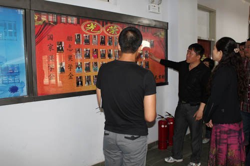 學(xué)生管理服務(wù)中心及相關(guān)人員到管理學(xué)院觀摩座談