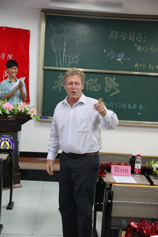 人文學院舉行畢業典禮暨校友會成立儀式人文學院迎來首批榮譽校友,校友會的成立也促進了校友們與母校的交流