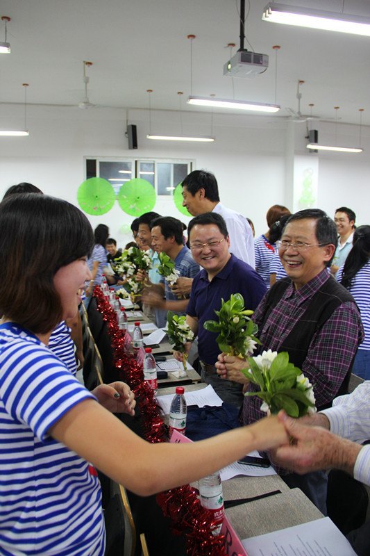 人文學院舉行畢業典禮暨校友會成立儀式人文學院迎來首批榮譽校友,校友會的成立也促進了校友們與母校的交流