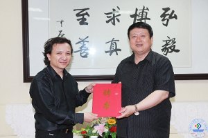 “朱亦兵大提琴樂團”來濟南大學訪問演出