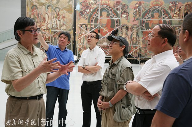 文化部副部長(zhǎng)、國(guó)家文物局局長(zhǎng)勵(lì)小捷參觀中央美術(shù)學(xué)院美術(shù)館