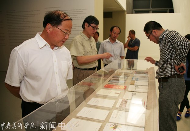 文化部副部長(zhǎng)、國(guó)家文物局局長(zhǎng)勵(lì)小捷參觀中央美術(shù)學(xué)院美術(shù)館
