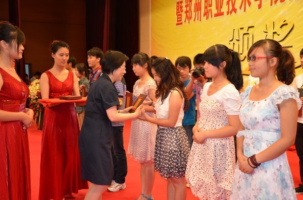 鄭州市政協委員“走基層 進校園 送文化”活動暨鄭州職業技術學院第七屆科技文化藝術節頒獎典禮隆重舉行