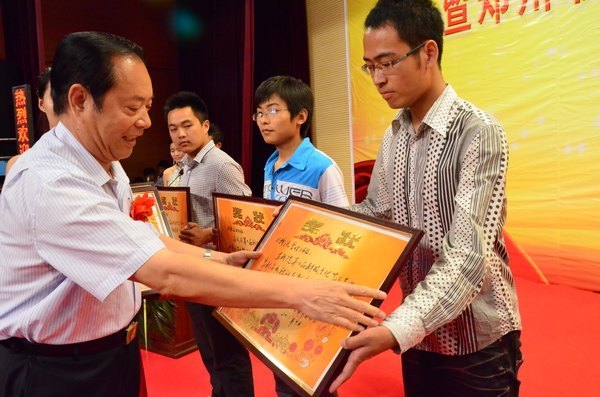 鄭州市政協委員“走基層 進校園 送文化”活動暨鄭州職業技術學院第七屆科技文化藝術節頒獎典禮隆重舉行