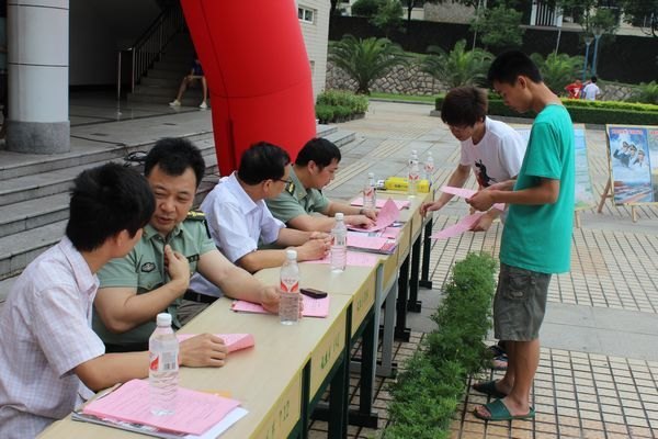 三明學(xué)院開展2012年兵役登記暨征兵工作宣傳活動(dòng)