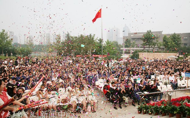 2012屆畢業(yè)典禮隆重舉行 在未來的天地中活出中央美術(shù)學(xué)院人的精彩