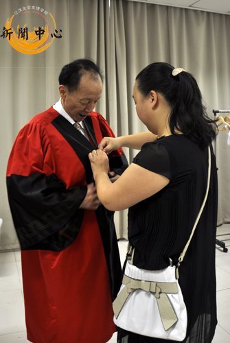 【組圖】江漢大學(xué)文理學(xué)院2012屆畢業(yè)典禮暨學(xué)士學(xué)位授予儀式花絮