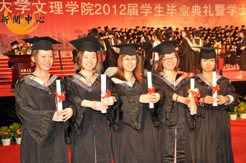 【組圖】江漢大學(xué)文理學(xué)院2012屆畢業(yè)典禮暨學(xué)士學(xué)位授予儀式花絮