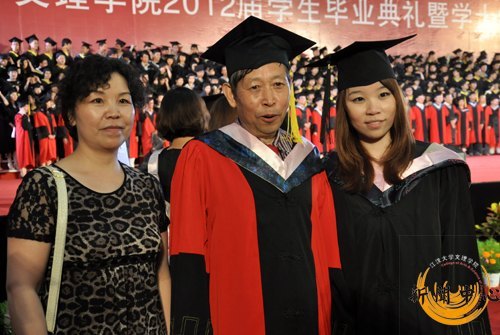 【組圖】江漢大學(xué)文理學(xué)院2012屆畢業(yè)典禮暨學(xué)士學(xué)位授予儀式花絮
