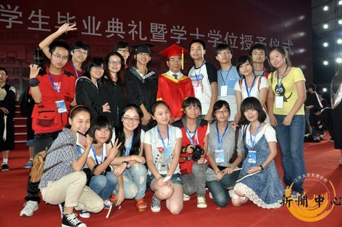【組圖】江漢大學(xué)文理學(xué)院2012屆畢業(yè)典禮暨學(xué)士學(xué)位授予儀式花絮