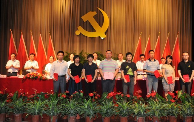 重溫黨史催奮進 創先爭優促發展---常州工學院隆重舉行慶祝中國共產黨成立91周年暨創先爭優活動表彰大會
