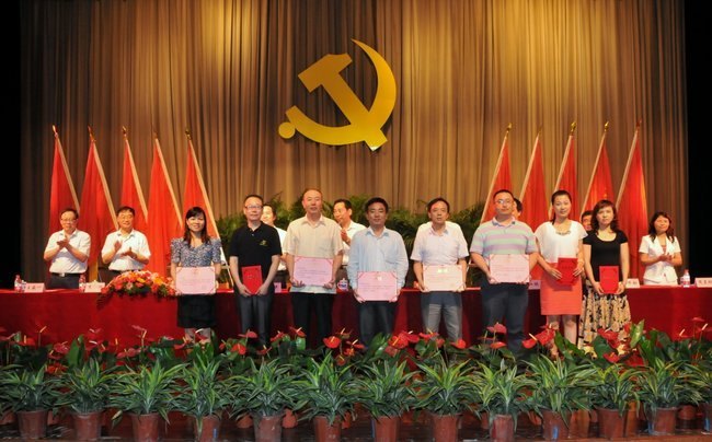 重溫黨史催奮進 創先爭優促發展---常州工學院隆重舉行慶祝中國共產黨成立91周年暨創先爭優活動表彰大會