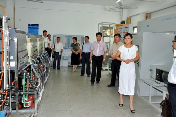 校黨委書記馬國防率團考察金陵科技學院