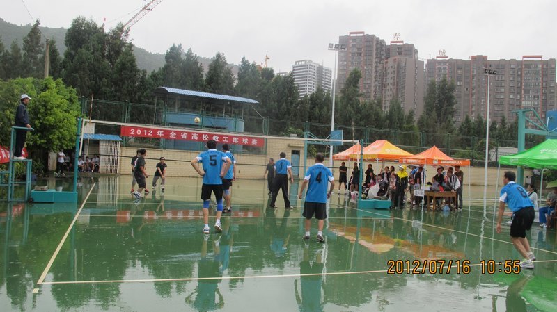 云南省高校教工排球賽在云南師范大學商學院激戰(zhàn)正酣