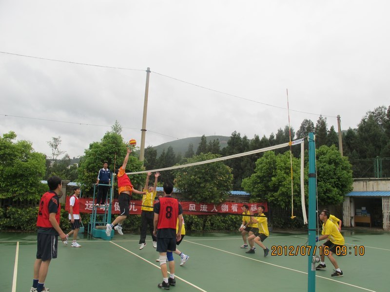 云南省高校教工排球賽在云南師范大學商學院激戰(zhàn)正酣