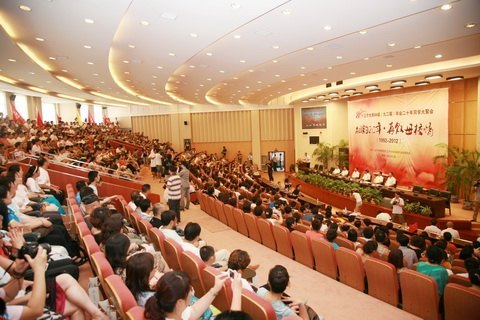 遼寧大學88級校友聯誼會暨遼寧大學88級校友會揭牌儀式在蒲河校區舉行
