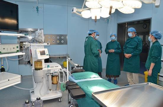 美國辛辛那提大學副校長鮑特博士一行到大學城醫(yī)院參觀