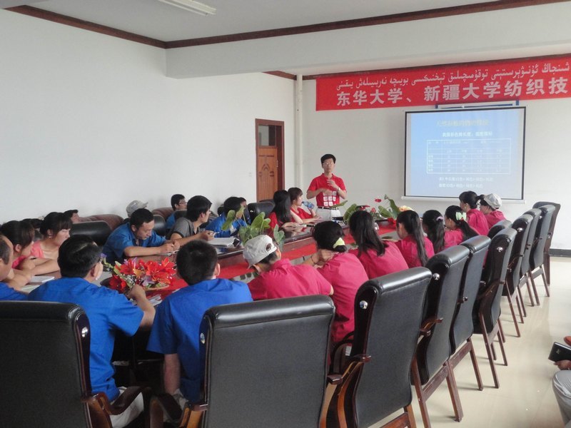在援疆實(shí)踐中成長(zhǎng)——東華大學(xué)援疆團(tuán)以專(zhuān)業(yè)特色服務(wù)邊疆紡織產(chǎn)業(yè)發(fā)展(圖)