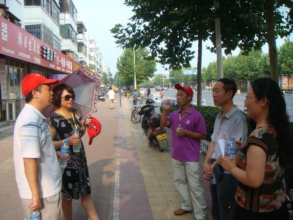 許昌學(xué)院正院級調(diào)研員汪慶華慰問“文明天使志愿服務(wù)行動計劃”上崗人員