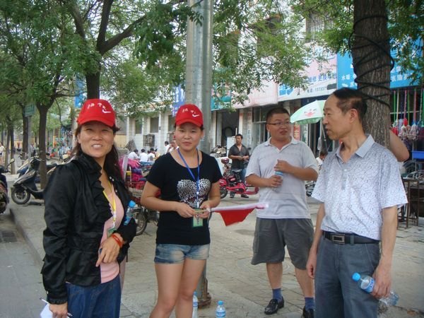 許昌學(xué)院正院級調(diào)研員汪慶華慰問“文明天使志愿服務(wù)行動計劃”上崗人員