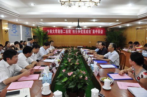 “創(chuàng)先爭(zhēng)優(yōu)見成效”專題報(bào)道組到湘雅二醫(yī)院集中采訪