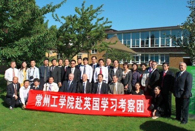 常州工學(xué)院領(lǐng)導(dǎo)干部代表團(tuán)一行25人赴英國(guó)赫特福德大學(xué)學(xué)習(xí)培訓(xùn)