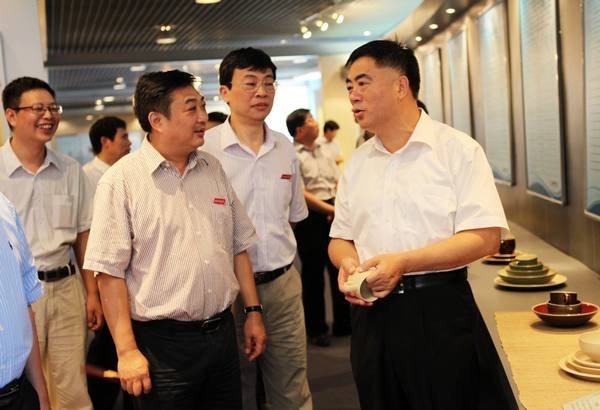 副省長朱虹蒞臨景德鎮(zhèn)陶瓷學院視察調(diào)研