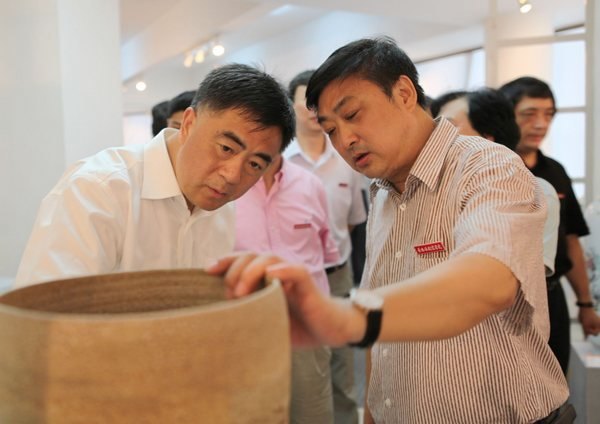 副省長朱虹蒞臨景德鎮(zhèn)陶瓷學院視察調(diào)研
