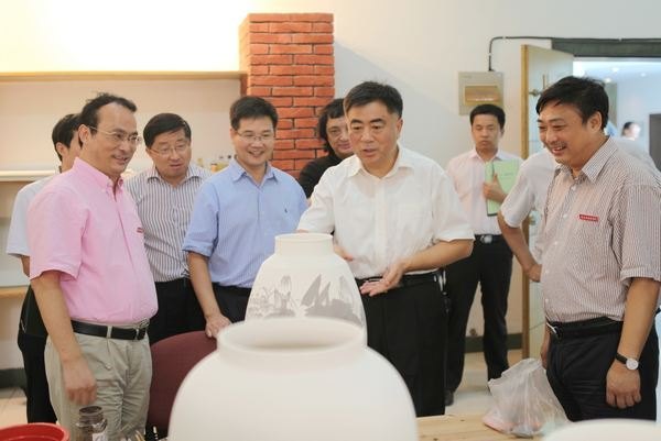 副省長朱虹蒞臨景德鎮(zhèn)陶瓷學院視察調(diào)研