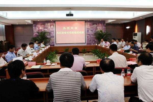 副省長朱虹蒞臨景德鎮(zhèn)陶瓷學院視察調(diào)研