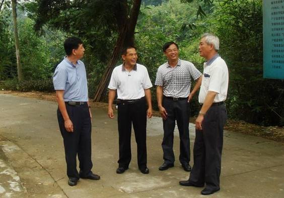 鄭彬濤深入三坑村調研 要求扎實推進扶貧開發