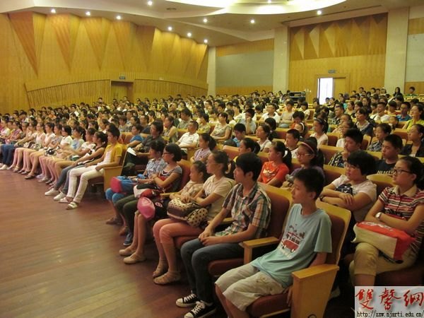 附中新生報(bào)到工作圓滿結(jié)束 副院長(zhǎng)張策華親臨指導(dǎo)