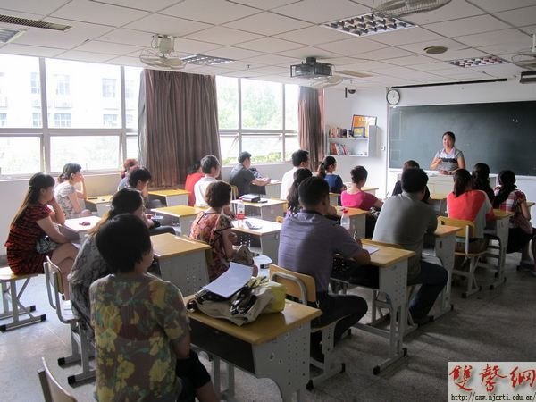 附中新生報(bào)到工作圓滿結(jié)束 副院長(zhǎng)張策華親臨指導(dǎo)