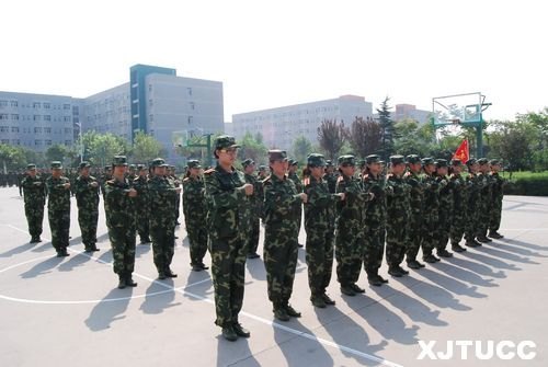 英姿颯爽展軍風(fēng) 激揚青春鑄軍魂